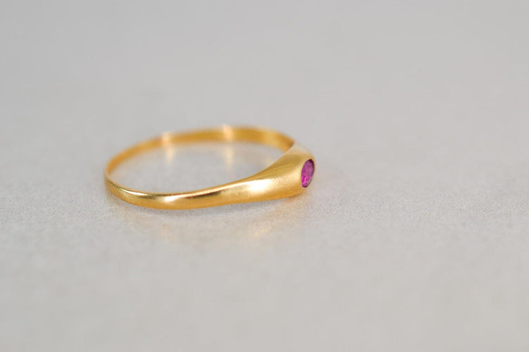 56 Bague jonc en or jaune 18 carats et grenat 58 Facettes Ref4007