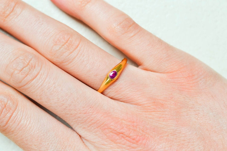 56 Bague jonc en or jaune 18 carats et grenat 58 Facettes Ref4007