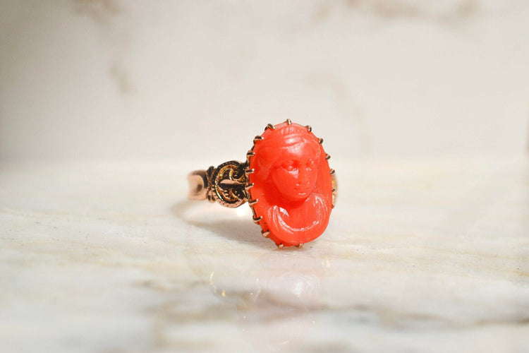 50 Bague camée en or rose 18 carats et corail 58 Facettes 4022