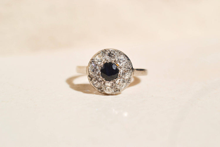 51 Bague fleur en or blanc 18 carats, saphir et diamants 58 Facettes 4031
