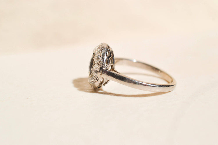 51 Bague fleur en or blanc 18 carats, saphir et diamants 58 Facettes 4031