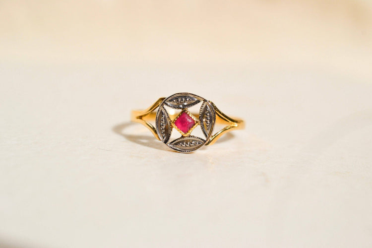 https://cdn.shopify.com/s/files/1/0963/7950/2920/files/bague-art-deco-1_ae3dc0de-d48e-41cb-80e4-35a267219961.jpg?v=1781510264