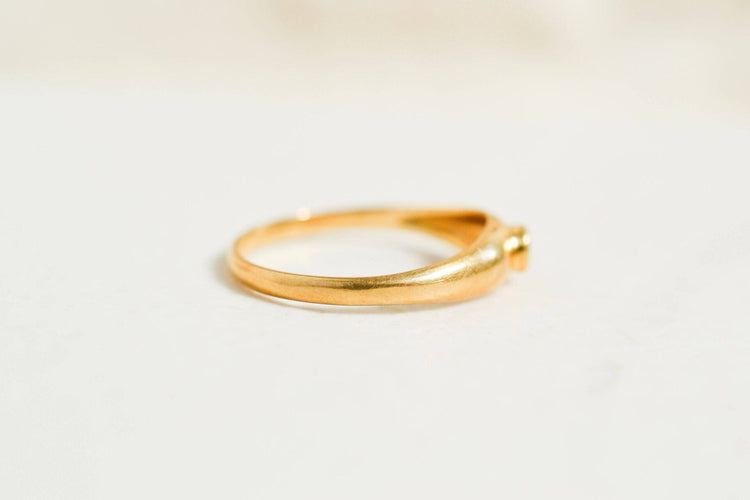https://cdn.shopify.com/s/files/1/0963/7950/2920/files/bague-jonc-or.jpg?v=1781510306