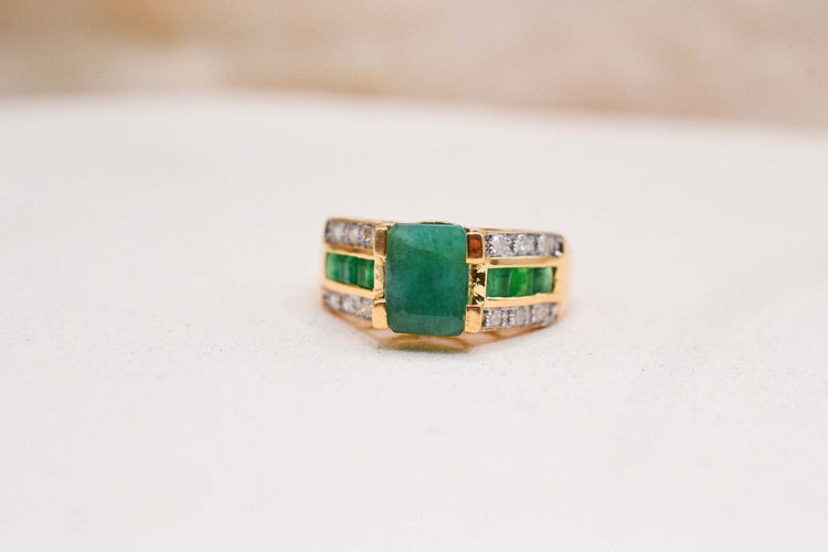 54 Bague cocktail en or jaune, émeraudes et diamants 58 Facettes 4052