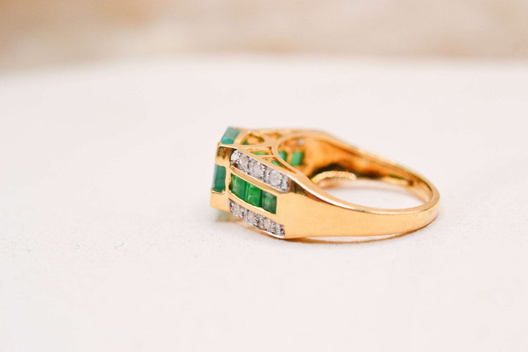 54 Bague cocktail en or jaune, émeraudes et diamants 58 Facettes 4052