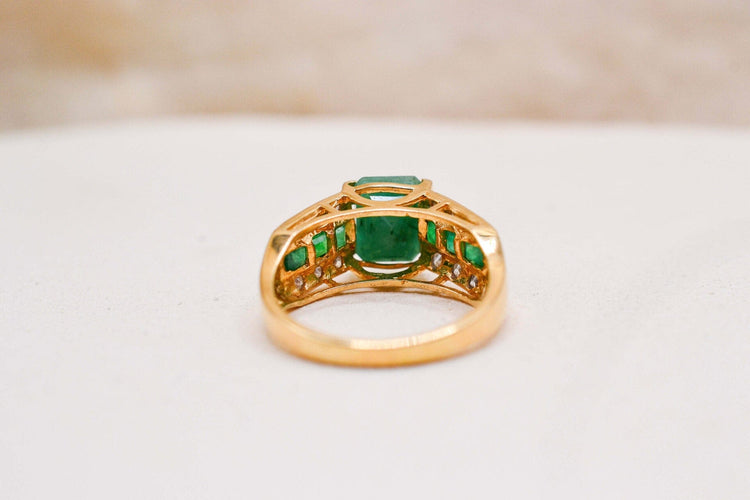 54 Bague cocktail en or jaune, émeraudes et diamants 58 Facettes 4052