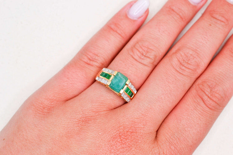 54 Bague cocktail en or jaune, émeraudes et diamants 58 Facettes 4052