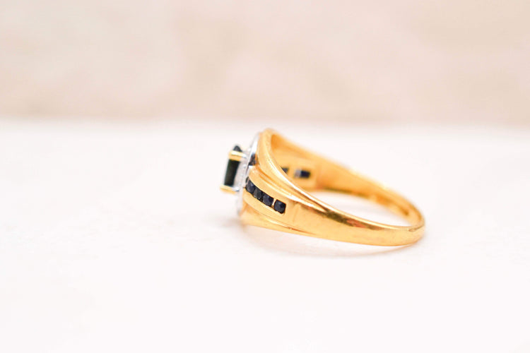 50 Bague chevalière en or jaune, saphirs et diamants 58 Facettes 4041