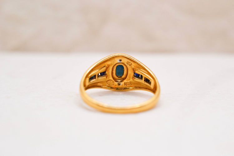 50 Bague chevalière en or jaune, saphirs et diamants 58 Facettes 4041