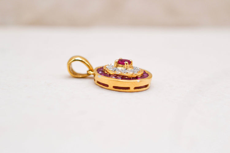 https://cdn.shopify.com/s/files/1/0963/7950/2920/files/pendentif-or-rubis-synthetique.jpg?v=1781696477