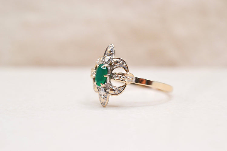 https://cdn.shopify.com/s/files/1/0963/7950/2920/files/bague-ancienne-chrysoprase.jpg?v=1781856960