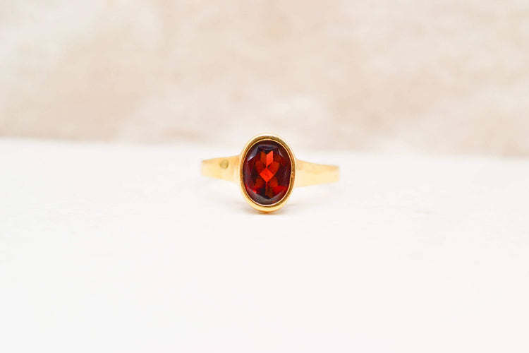 51 Bague solitaire ovale en or jaune et grenat 58 Facettes 4078