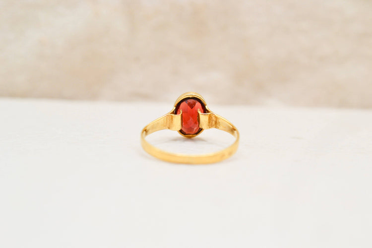 51 Bague solitaire ovale en or jaune et grenat 58 Facettes 4078