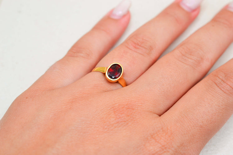 51 Bague solitaire ovale en or jaune et grenat 58 Facettes 4078
