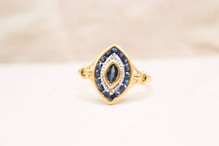 54 Bague navette en or jaune et blanc 18 carats, saphir et diamants 58 Facettes 4125