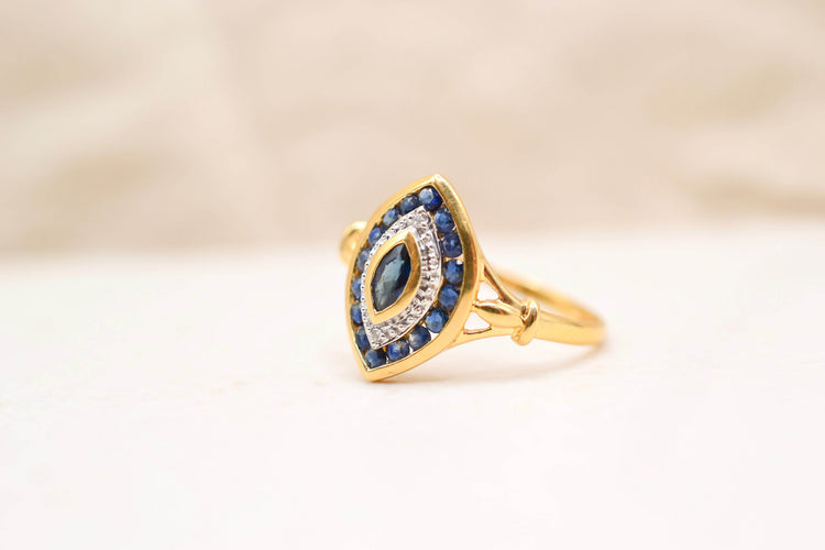 54 Bague navette en or jaune et blanc 18 carats, saphir et diamants 58 Facettes 4125