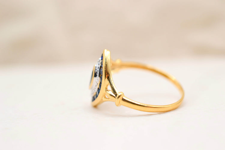 54 Bague navette en or jaune et blanc 18 carats, saphir et diamants 58 Facettes 4125