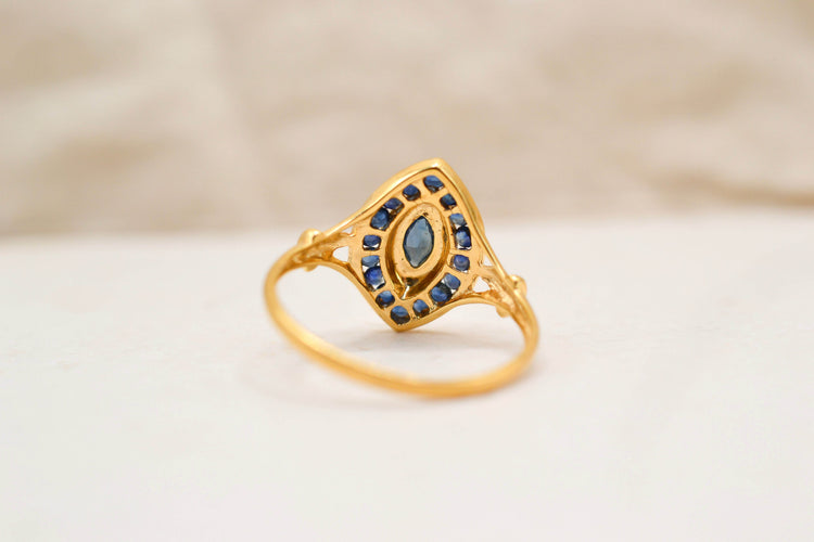 54 Bague navette en or jaune et blanc 18 carats, saphir et diamants 58 Facettes 4125