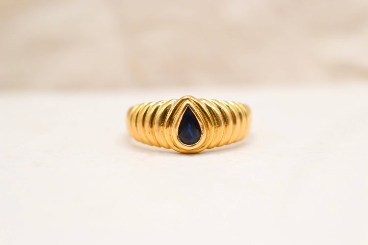 53 Bague jonc ciselé en or jaune et saphir 58 Facettes 4090