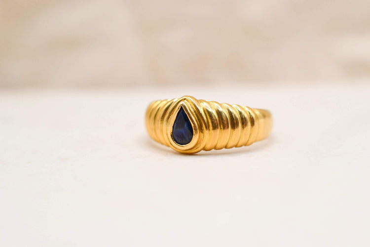 53 Bague jonc ciselé en or jaune et saphir 58 Facettes 4090