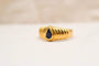 53 Bague jonc ciselé en or jaune et saphir 58 Facettes 4090