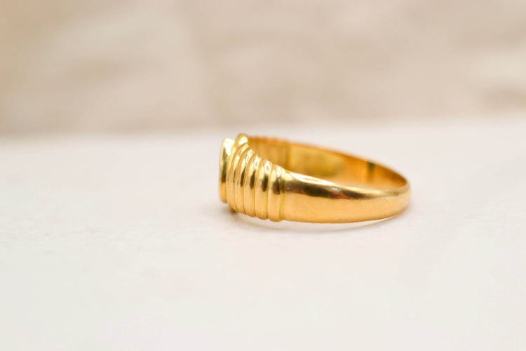 53 Bague jonc ciselé en or jaune et saphir 58 Facettes 4090