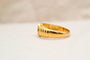 53 Bague jonc ciselé en or jaune et saphir 58 Facettes 4090