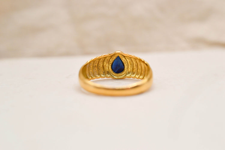 53 Bague jonc ciselé en or jaune et saphir 58 Facettes 4090