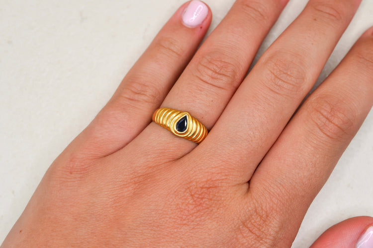 53 Bague jonc ciselé en or jaune et saphir 58 Facettes 4090