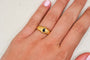 53 Bague jonc ciselé en or jaune et saphir 58 Facettes 4090