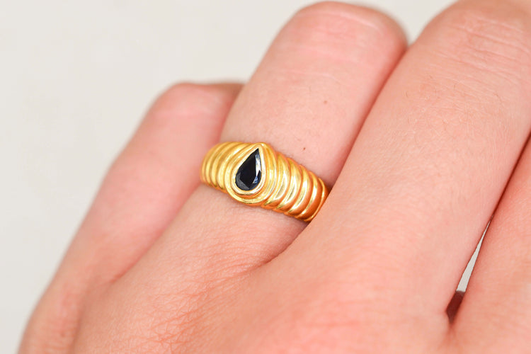 53 Bague jonc ciselé en or jaune et saphir 58 Facettes 4090