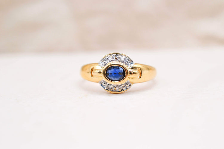 Bague 53 Bague saphir serti clos en or jaune et blanc 18 carats et diamants 58 Facettes 4089