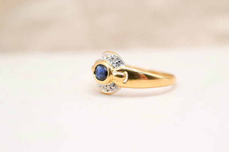 Bague 53 Bague saphir serti clos en or jaune et blanc 18 carats et diamants 58 Facettes 4089
