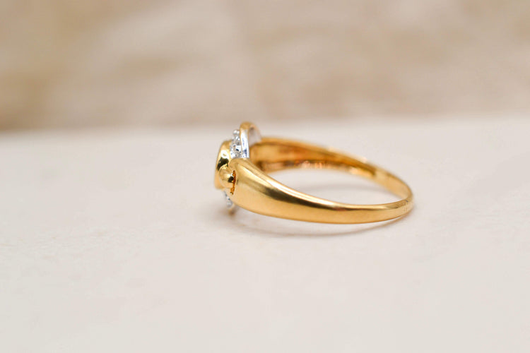 Bague 53 Bague saphir serti clos en or jaune et blanc 18 carats et diamants 58 Facettes 4089