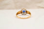 53 Bague saphir serti clos en or jaune et blanc 18 carats et diamants 58 Facettes 4089
