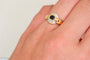 53 Bague saphir serti clos en or jaune et blanc 18 carats et diamants 58 Facettes 4089