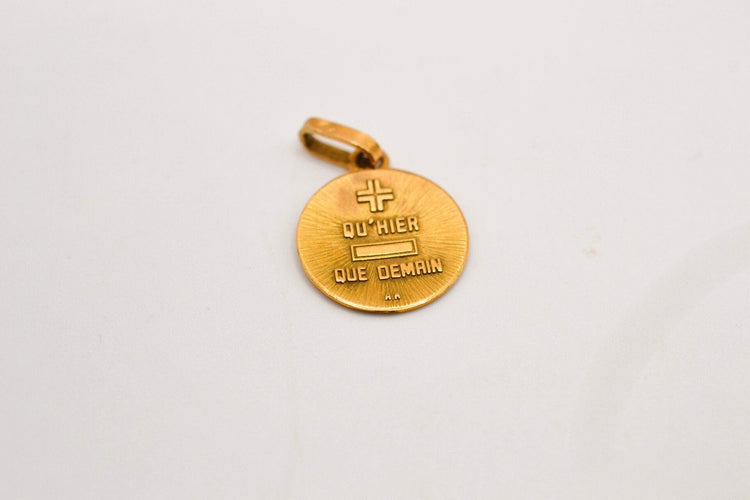 https://cdn.shopify.com/s/files/1/0963/7950/2920/files/medaille-or-jaune-1_c8b901f2-9bca-43b0-a79f-8615853e3d78.jpg?v=1779385006