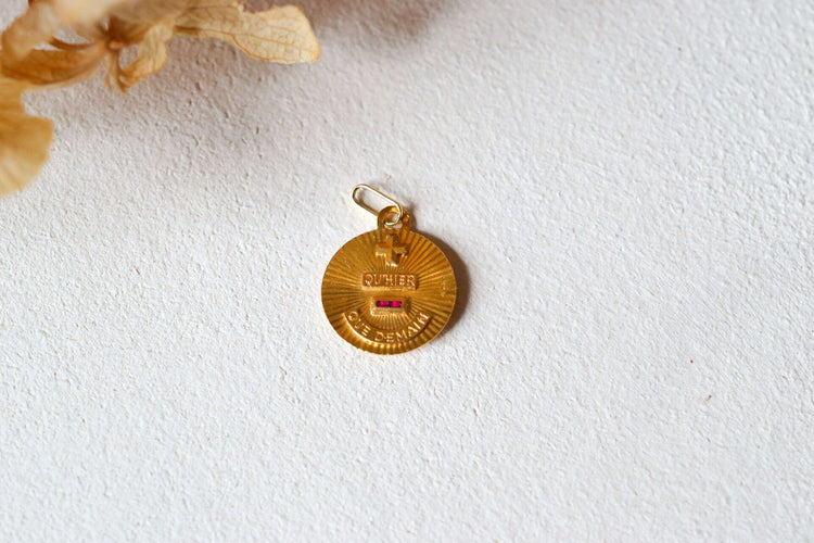 https://cdn.shopify.com/s/files/1/0963/7950/2920/files/medaille-augis_6afdcf66-f17d-4477-988b-3472684f26cd.jpg?v=1781510319