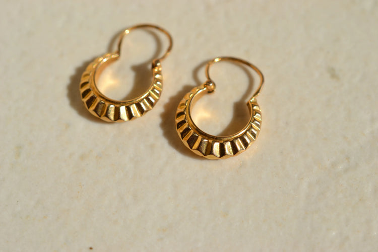 https://cdn.shopify.com/s/files/1/0963/7950/2920/files/creoles-anciennes-or-jaune-18-carats.webp?v=1783090486