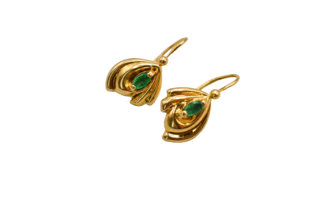 Boucles d'oreilles dormeuses en or jaune et émeraudes marquise