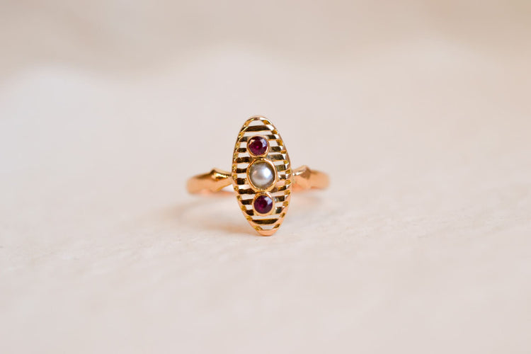 49 Bague navette en or jaune, perle et rubis de synthèse 58 Facettes Ref3113
