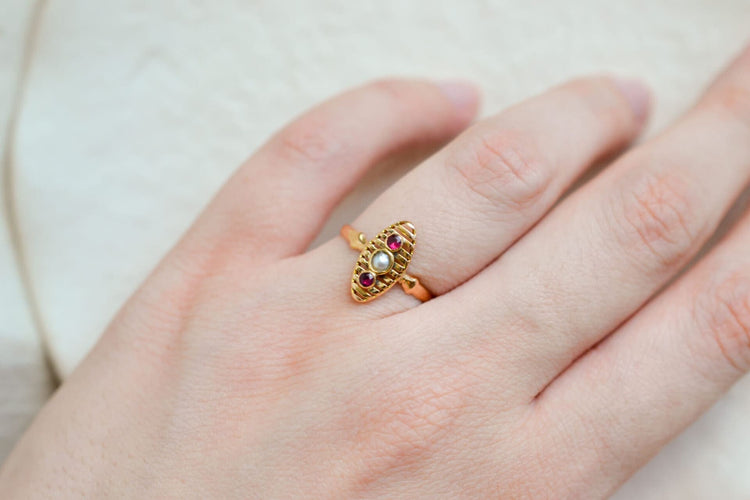 49 Bague navette en or jaune, perle et rubis de synthèse 58 Facettes Ref3113