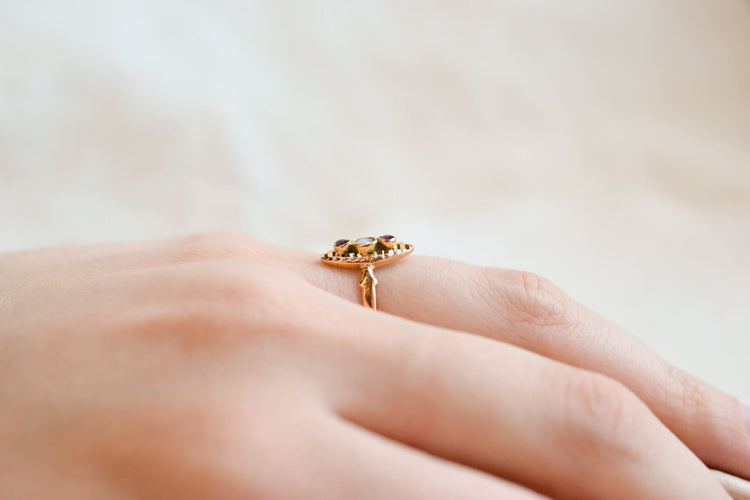 49 Bague navette en or jaune, perle et rubis de synthèse 58 Facettes Ref3113