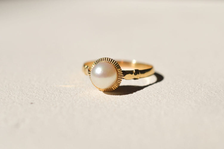 55 Bague solitaire en or jaune et perle de culture 58 Facettes 3965