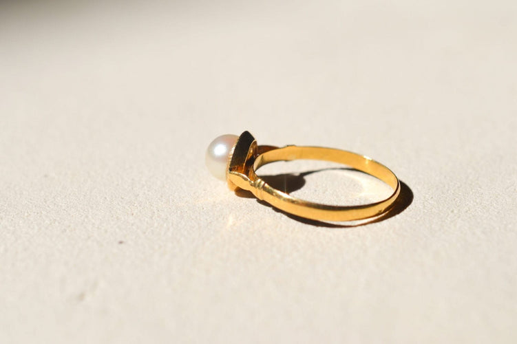 55 Bague solitaire en or jaune et perle de culture 58 Facettes 3965