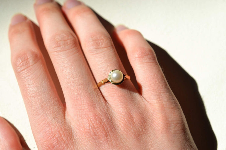 55 Bague solitaire en or jaune et perle de culture 58 Facettes 3965