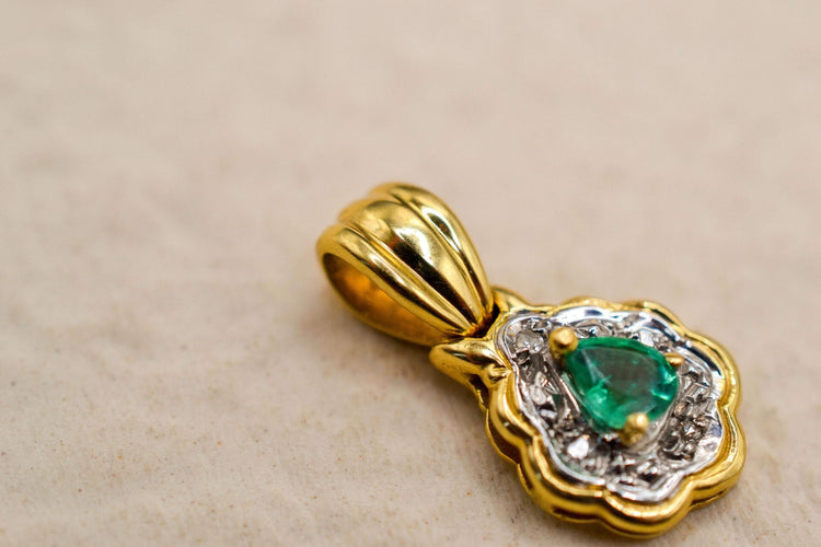 https://cdn.shopify.com/s/files/1/0963/7950/2920/files/bijou-emeraude-diamant_f64730e2-7f46-48cd-8f86-a0f11a84a08e.jpg?v=1779384277