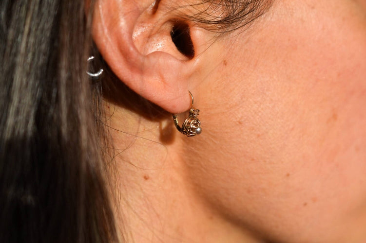 Boucles d'oreilles Dormeuses coques ajourées en or jaune, perles bouton et oxydes 58 Facettes 3629