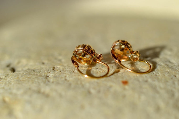 Boucles d'oreilles Dormeuses coques ajourées en or jaune, perles bouton et oxydes 58 Facettes 3629