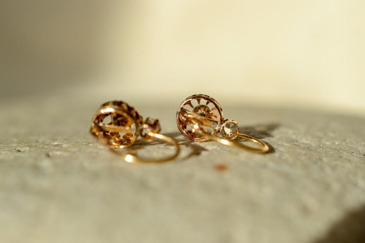 Boucles d'oreilles Dormeuses coques ajourées en or jaune, perles bouton et oxydes 58 Facettes 3629